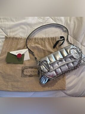 BRAND NEW AUTHENTIC SILVER GUCCI HORSEBIT SHOULDER BAG!